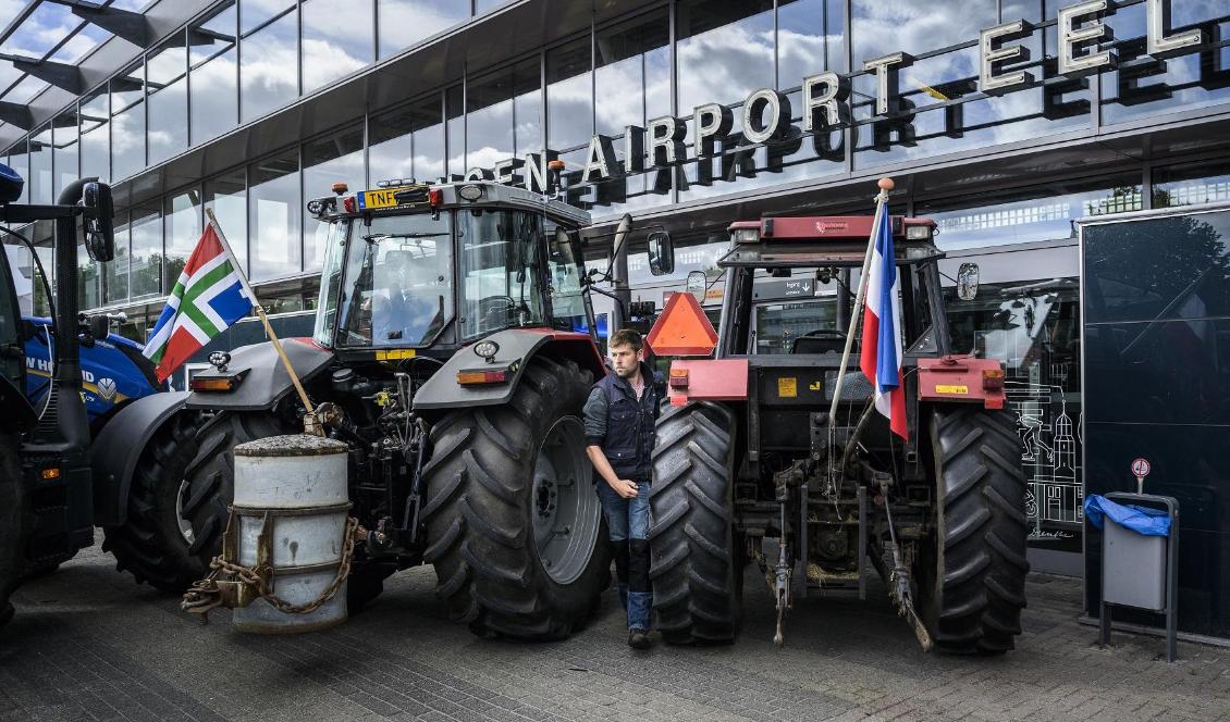 Bönder blockerar ingången till flygplatsen Eelde i Groningen i Nederländerna den 6 juli 2022 för att protestera mot regeringens planer på att minska utsläppen av bland annat kväve. Foto: Kees van de Veen/ANP/AFP via Getty Images