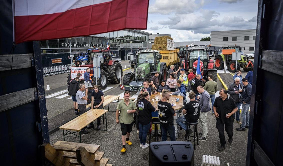 Bönder blockerar ingången till flygplatsen Eelde i Groningen i Nederländerna den 6 juli. Sedan flera veckor tillbaka pågår protester runt om i landet mot regeringens klimatpolitik. Foto: Kees van de Veen/ANP/AFP via Getty Images