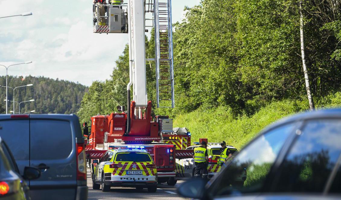 Polisen på plats på E6 vid Mortensrud utanför Oslo efter att bilen med Sians ledare prejades av vägen i lördags. Foto: Annika Byrde/NTB/TT