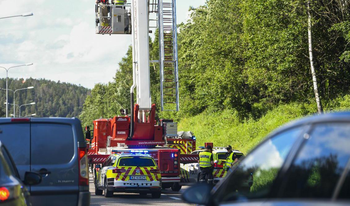Polisen på plats på E6 vid Mortensrud utanför Oslo efter att bilen med Sians ledare prejades av vägen i lördags. Foto: Annika Byrde/NTB/TT