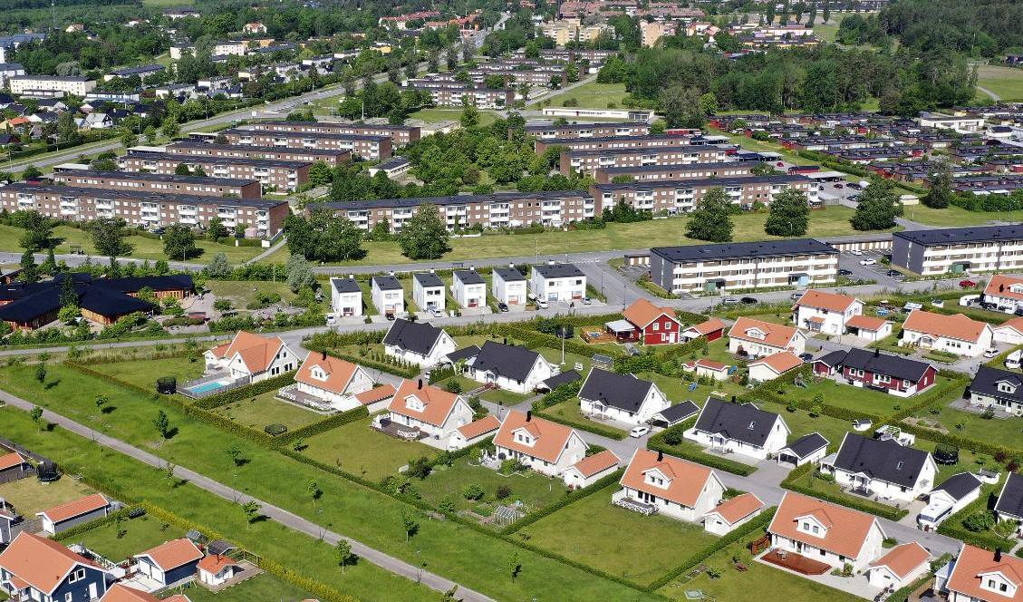 Nu sjunker både villor och bostadsrätter i pris. Arkivbild. Foto: Fredrik Sandberg/TT