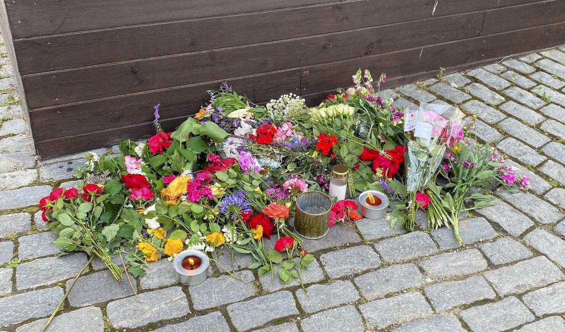 Blommor vid platsen där en gärningsman gick till attack vid Donners plats i Visby under Almedalsveckan. Foto: Marko Säävälä/TT