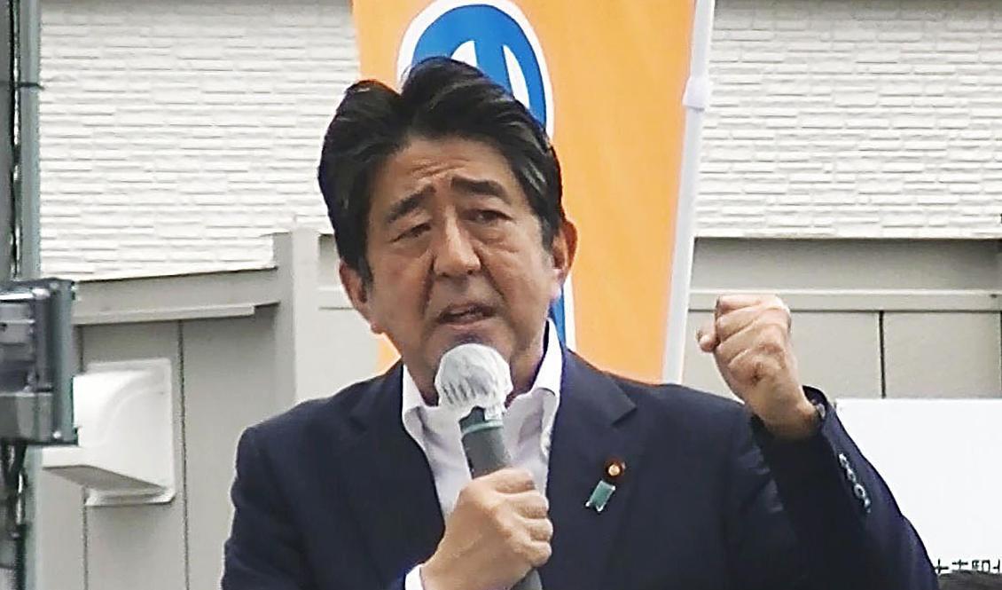 Shinzo Abe strax före attacken, medan han höll sitt tal. Foto: Kyodo/AP/TT
