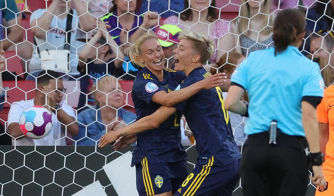 Jonna Andersson, till vänster, gjorde Sveriges ledningsmål i EM-premiären mot Nederländerna. Men nederländskorna kom tillbaka, och Sverige fick nöja sig med 1–1. Foto: Adam Ihse/TT