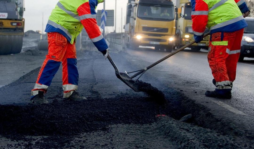 Svenska bilister får räkna med sämre vägar efter höjda asfaltspriser. Arkivbild. Foto: Adam Ihse/TT