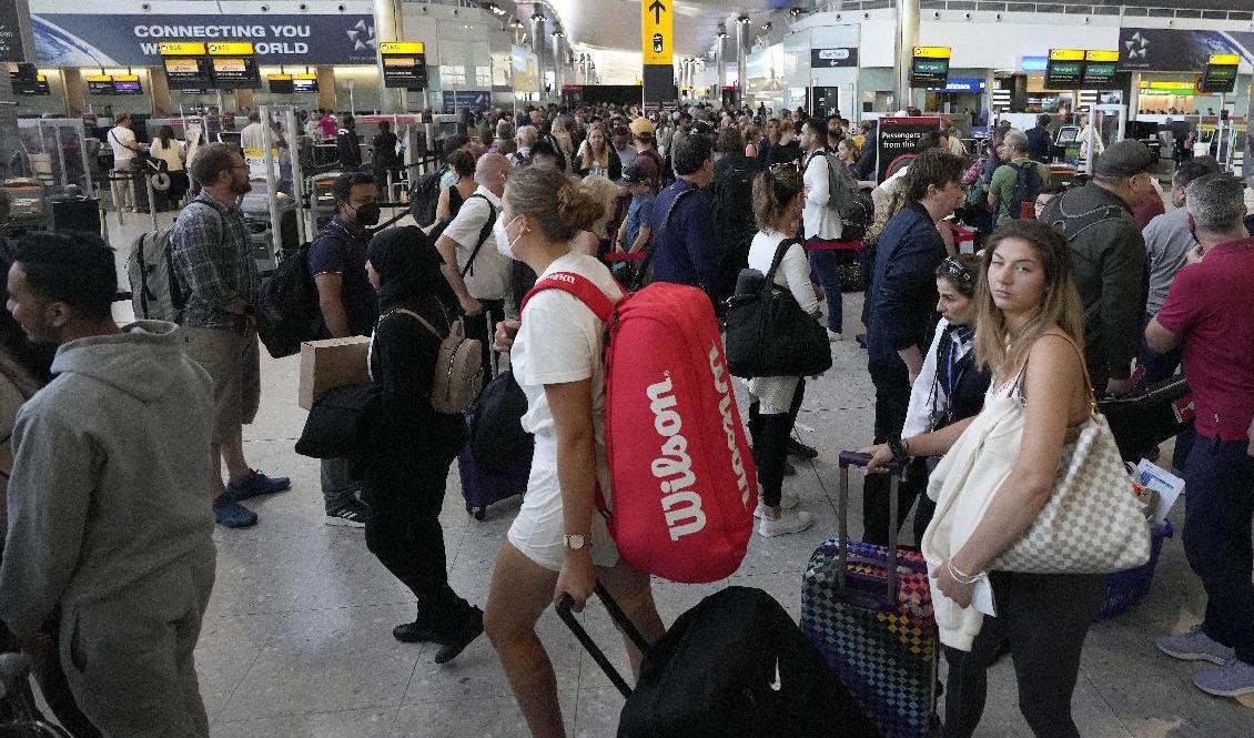 Flygpassagerare som köar på Heathrows flygplats. Foto: Frank Augstein/AP/TT