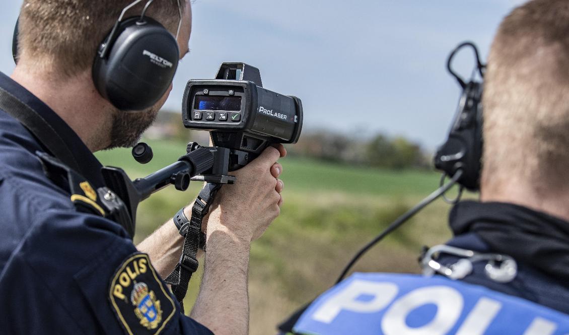 Kategorin "en väsentlig överträdelse, vanligen fortkörning" (9|902) stod i vanlig ordning för mer än hälften av alla indragna körkort. Arkivbild. Foto: Johan Nilsson/TT