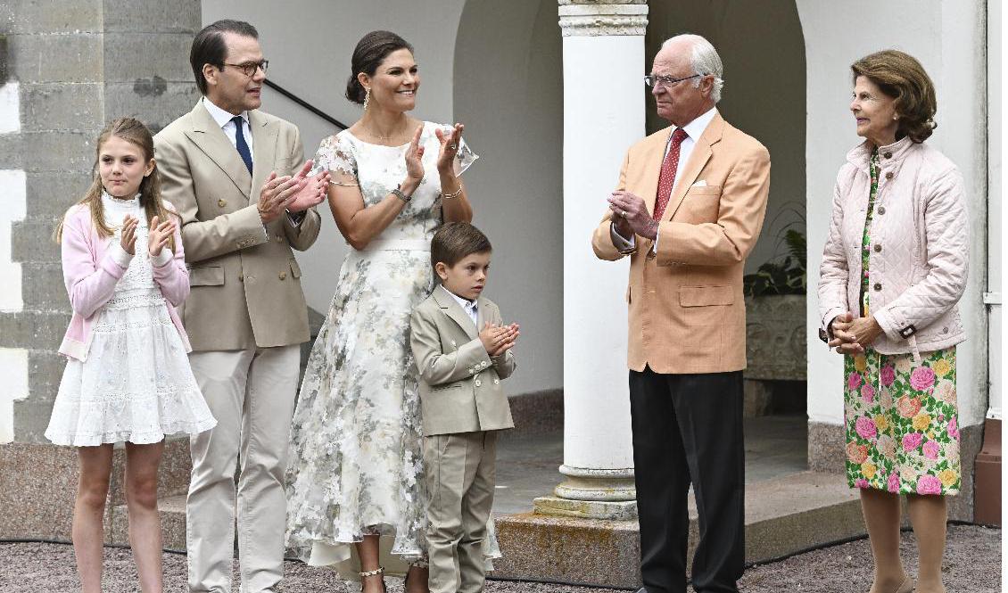 Prinsessan Estelle, prins Daniel, kronprinsessan Victoria, prins Oscar, kung Carl Gustaf och drottning Silvia vid firandet av kronprinsessan Victorias på Sollidens slott på Öland. Foto: Jonas Ekströmer/TT