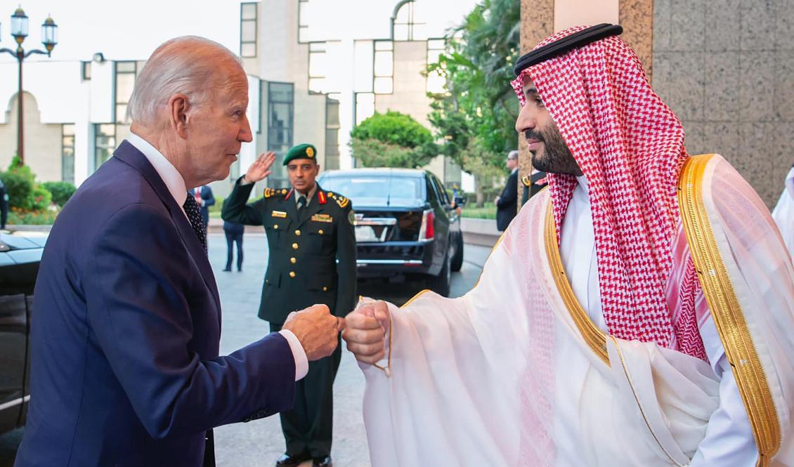 USA:s president Joe Biden hälsar på Saudiarabiens kronprins Mohammed bin Salman i Jeddah.Foto:  Saudi Press Agency/AP/TT