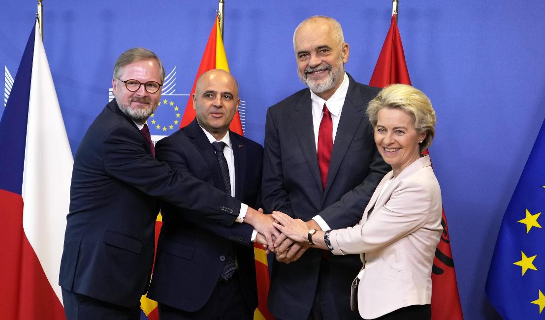Tjeckiens premiärminister Petr Fiala, Nordmakedoniens premiärminister Dimitar Kovacevski , Albaniens premiärminister Edi Rama tillsammans med EU-kommissionens ordförande Ursula von der Leyen. Efter lång väntan får nu Albanien och Nordmakedonien börja förhandla om EU-medlemskap. Foto: Virginia Mayo