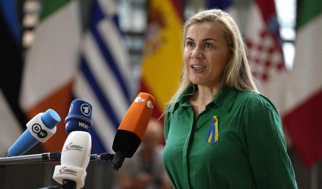 Energikommissionär Kadri Simson, tidigare minister i Estland, på väg in till mötet. Foto: Virginia Mayo/AP/TT