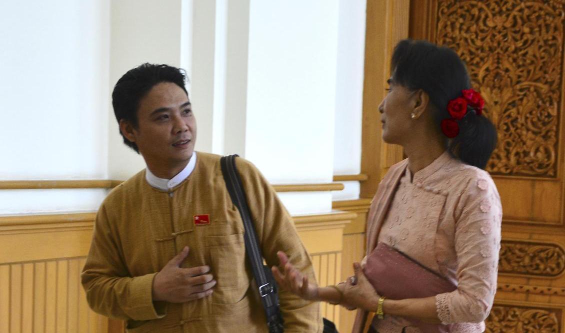En av de avrättade, Phyo Zeya Thaw, tillsammans med Aung San Suu Kyi utanför Myanmars parlament 2015. Arkivbild. Foto: AP/TT