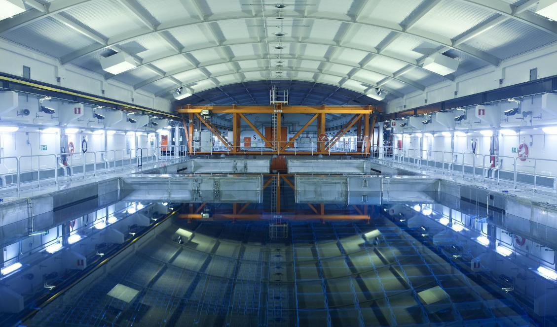 På mellanlagret Clab förvaras det använda kärnbränslet nere i bergrum i djupa vattenbassänger, där åtta meter vatten skyddar mot strålningen. Där lagras det i väntan på ett slutförvar som planeras i Forsmark i Östhammars kommun. Foto: Curt-Robert Lindqvist