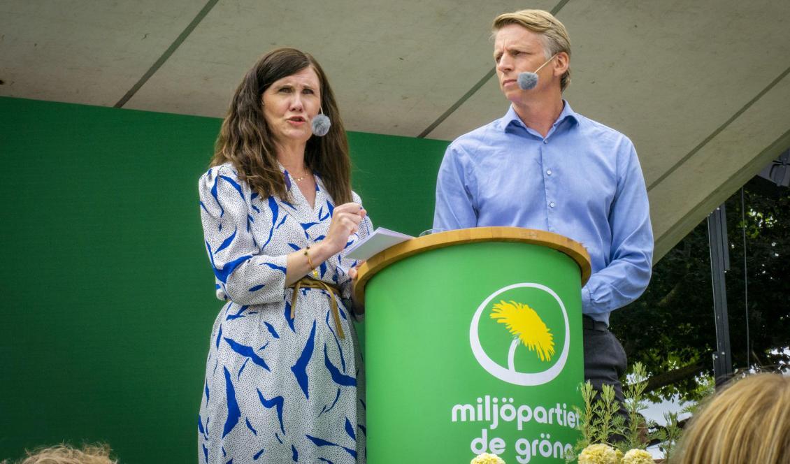 Miljöpartiets två språkrör, Märta Stenevi och Per Bolund under ett tal i Almedalen i Visby den 7 juli 2022. Foto: Bilbo Lantto
