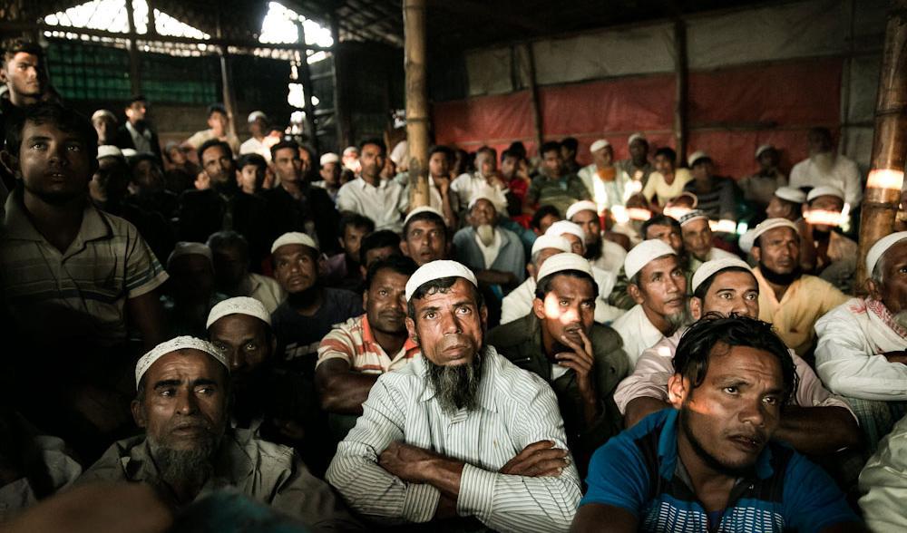 Rohingyer på en restaurang i ett flyktingläger i Bangladesh tittar på en tv-sändning från Internationella domstolen i december 2019. Foto: Allicon Joyce/Getty Images