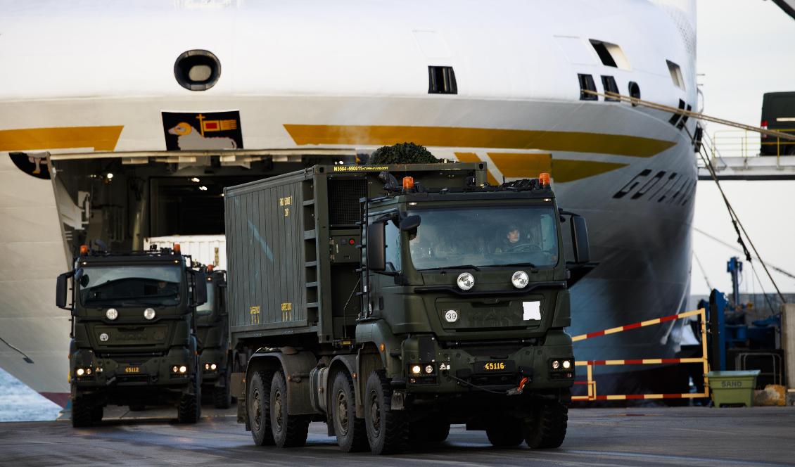Gotlands regemente började byggas upp från grunden 2018 med en pansarbataljon som kärna. Här ses trupper från Luftvärnsregementet Lv 6 anlända till Visby hamn tidigare i år. Foto: Emy Åklundh/Försvarsmakten