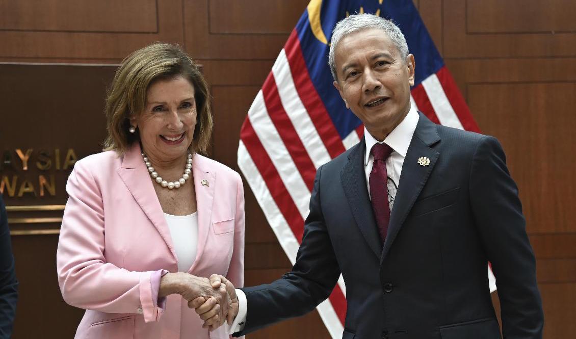 Nancy Pelosi tillsammans med sin malaysiske kollega, talman Azhar Azizan Harun, i parlamentet i Kuala Lumpur på tisdagen. Foto: Malaysias informationsdepartement/AP/TT