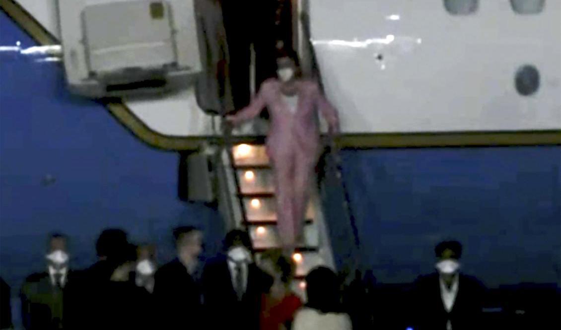 Nancy Pelosi lämnar flygplanet i Taipei. Foto: AP/TT