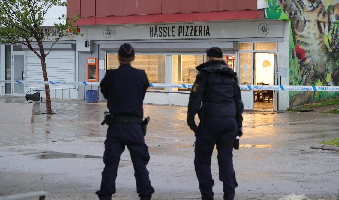 Poliser vid platsen i Borås där två personer blev skottskadade på tisdagskvällen. Foto: Adam Ihse/TT