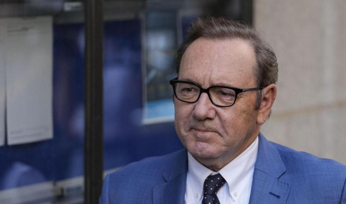 Kevin Spacey utanför domstolen i London där han i juni vittnade i ett fall där han står anklagad för sexuella övergrepp mot tre män. Arkivbild. Foto: Frank Augstein/AP/TT