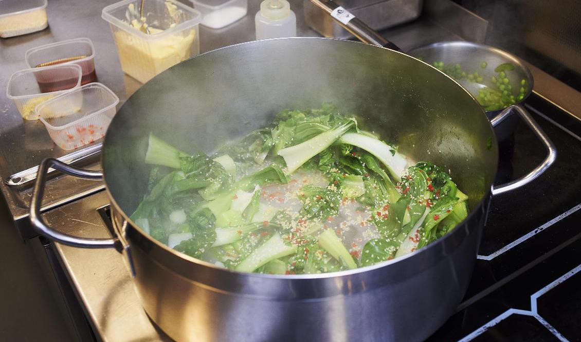 Kostnaden för skolluncher och måltider på äldreboenden ökar. Sannolikt får kostchefer tänka nytt, om de inte redan reviderat menyerna. Arkivbild. Foto: Kent Skibstad/NTB/TT