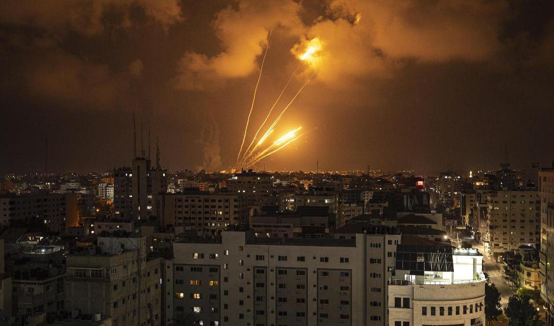Raketer avfyrade från Gaza mot Israel på lördagen. Ett 30-tal personer, varav sex barn, har dödats de senaste två dagarna på Gazaremsan, enligt lokala hälsomyndigheter. Foto: Fatima Shbair/AP/TT