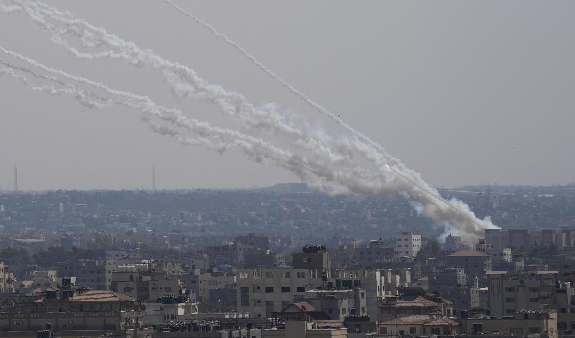 Raketer avfyras från Gaza mot Israel på söndagen. Foto: Hatem Moussa/AP/TT
