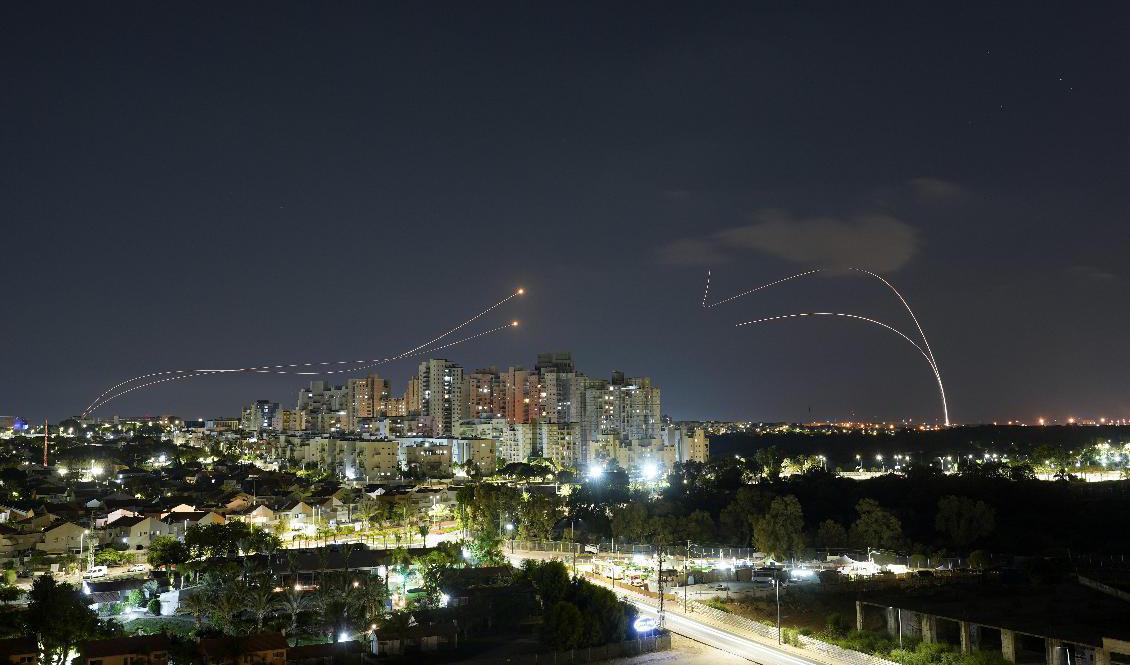 Strax innan vapenvilan trädde i kraft på söndagskvällen avfyrades raketer från Gazaremsan mot Israel. Foto: Tsafrir Abayov/AP/TT