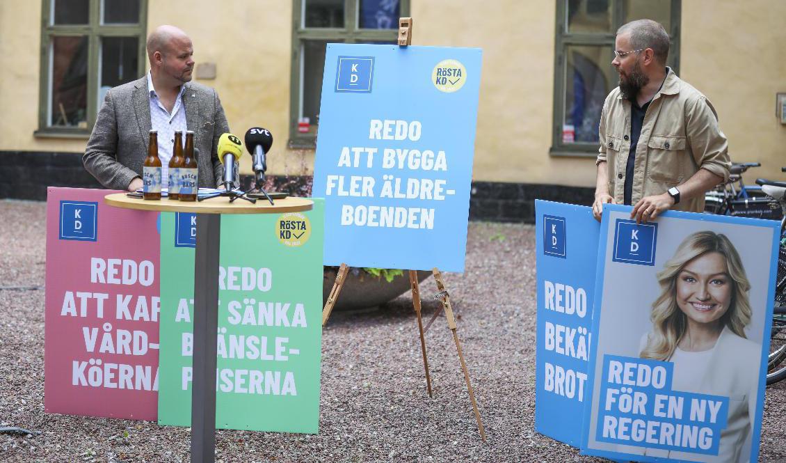 Kristdemokraternas partisekreterare Peter Kullgren (tv) presenterar partiets valmanifest under en pressträff på KD:s partikansli. Foto: Ali Lorestani/TT
