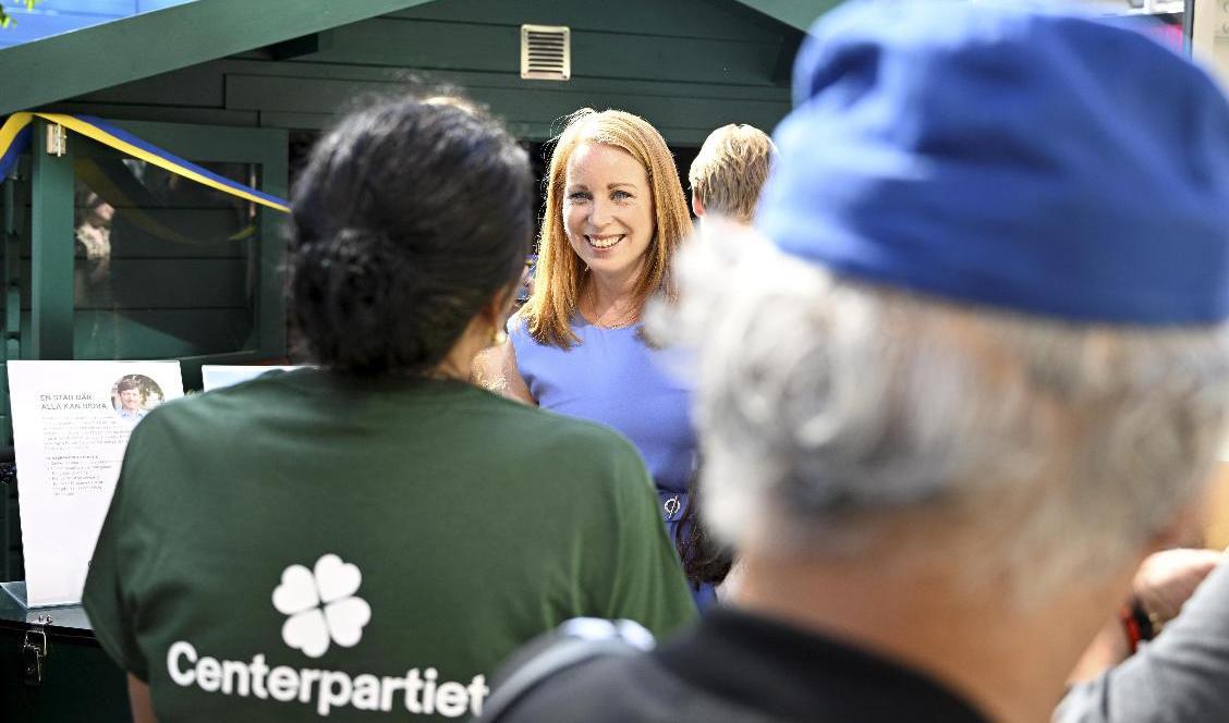 Centerpartiets partiledare Annie Lööf (C) inviger partiets valstuga i Stockholm. Med solceller på taket. Foto: Henrik Montgomery/TT