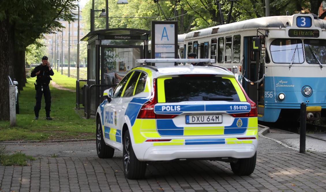 Polis vid hållplatsen Ostindiegatan, där skottlossningen skedde. Spårvagnen har tagits i beslag för teknisk undersökning. Foto: Adam Ihse/TT