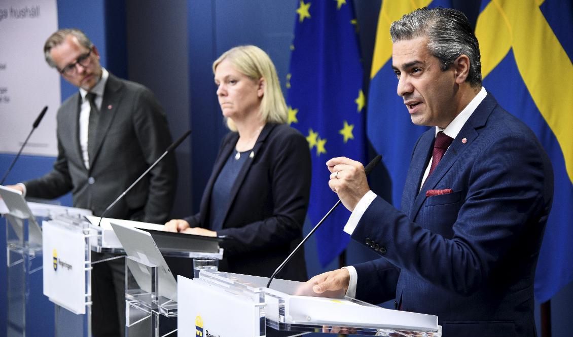 Finansminister Mikael Damberg, statsminister Magdalena Andersson och energi- och digitaliseringsminister Khashayar Farmanbar presenterar elprisstöd för hushåll vid en pressträff i Rosenbad. Foto: Lars Schröder/TT