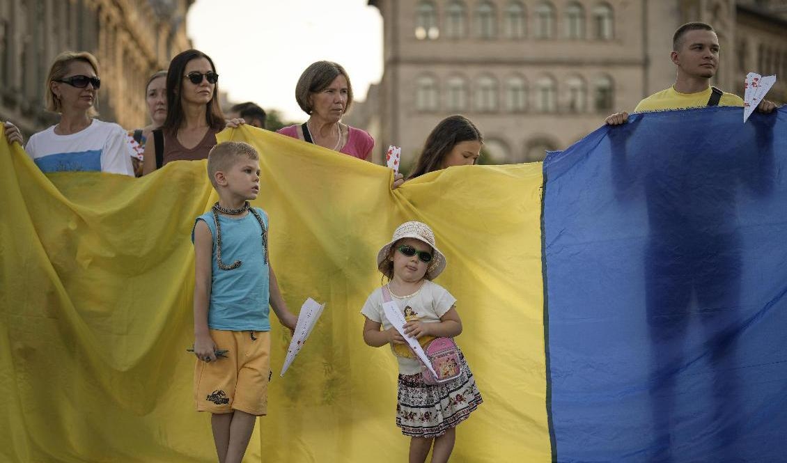 En demonstration ordnad av ukrainska flyktingar i Bukarest i Rumänien i juli. Foto: Vadim Ghirda/AP/TT