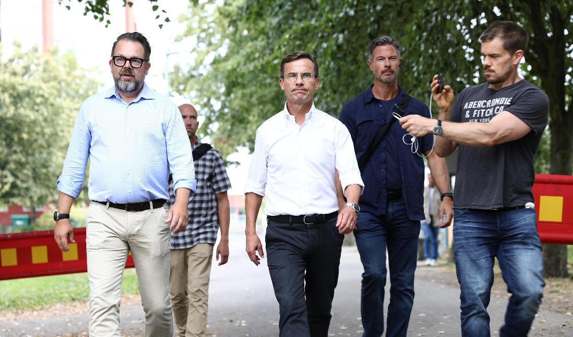 Moderaternas partiledare Ulf Kristersson besöker bostadsområdet Årby i Eskilstuna. Foto: Per Karlsson/TT