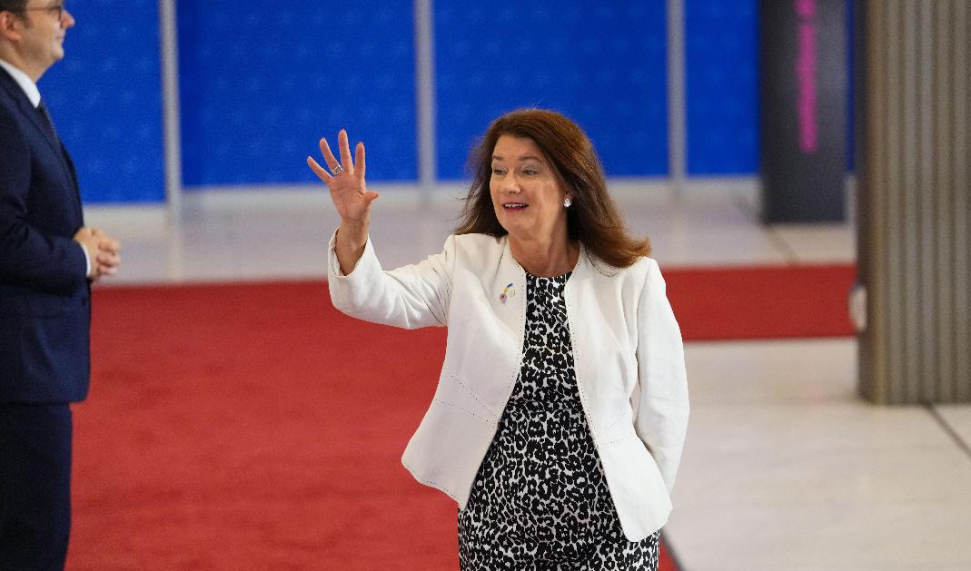 Utrikesminister Ann Linde vinkar på väg in till tisdagens informella EU-möte i Prag. Foto: Petr David Josek/AP/TT