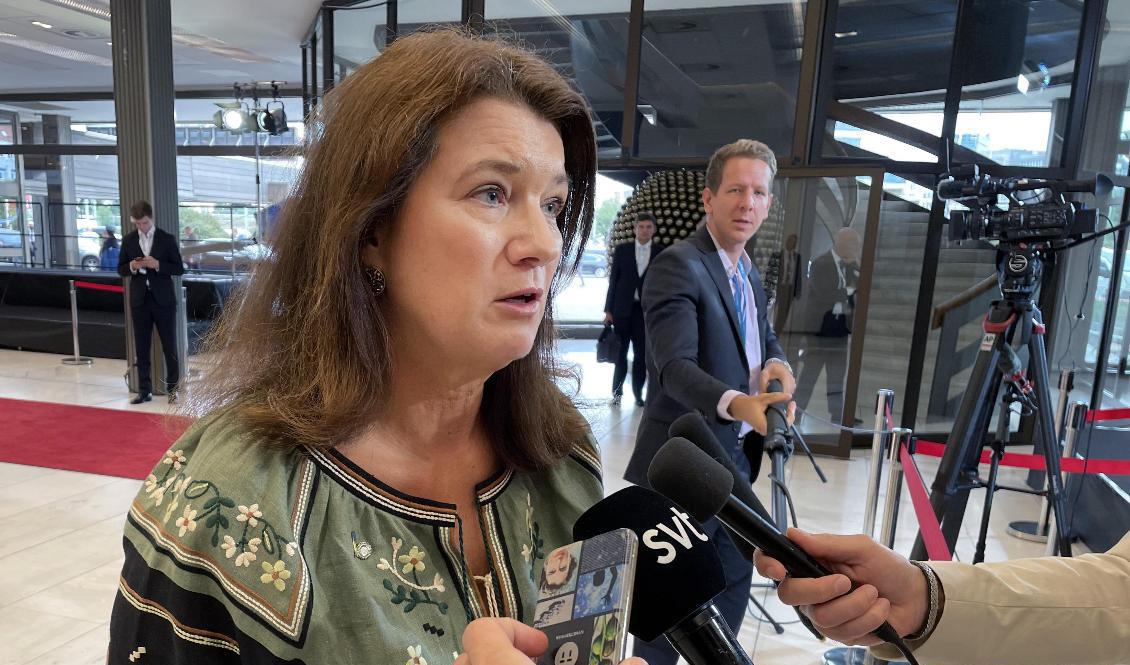Utrikesminister Ann Linde (S) träffar svenska journalister på plats efter onsdagens EU-möte i Prag. Foto: Wiktor Nummelin/TT