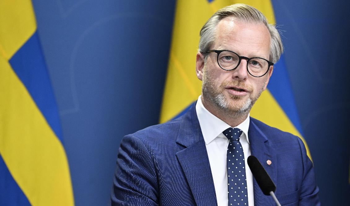 Finansminister Mikael Damberg (S) och energi- och digitaliseringsminister Khashayar Farmanbar (S) håller en pressträff om läget på energimarknaden. Foto: Henrik Montgomery/TT