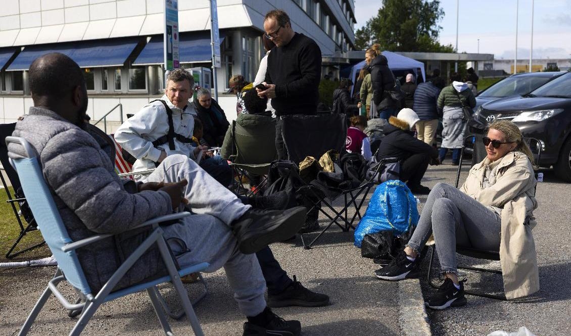 Priset på nationella id-kort sänktes i våras när väntetiderna för pass var mycket länga. Här ser personer köa för tillfälliga pass vid passpolisen på Arlanda i juni. Arkivbild. Foto: Fredrik Persson/TT