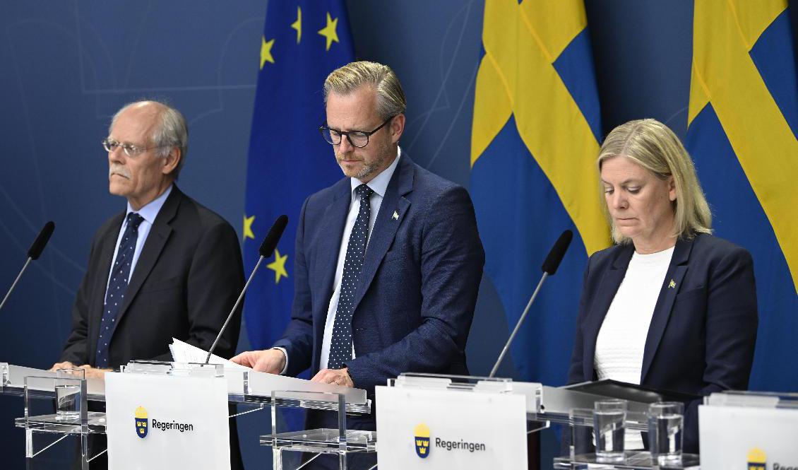 Statsminister Magdalena Andersson (S) håller pressträff tillsammans med finansminister Mikael Damberg (S) (mitten), riksbankschef Stefan Ingves (tv) och Finansinspektionens generaldirektör Erik Thedéen om åtgärder för att värna den finansiella stabiliteten med anledning av Rysslands energikrig mot Europa. Foto: Anders Wiklund/TT