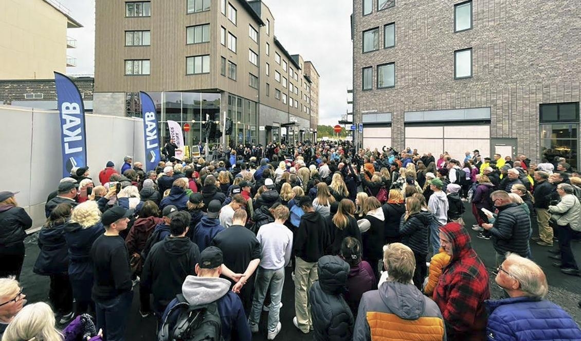 Besökare köar till handelskvarteren i nya Kiruna centrum under invigningens första dag i torsdags. Den officiella invigningsceremonin går av stapeln under lördagen. Foto: Anders Lindberg/TT