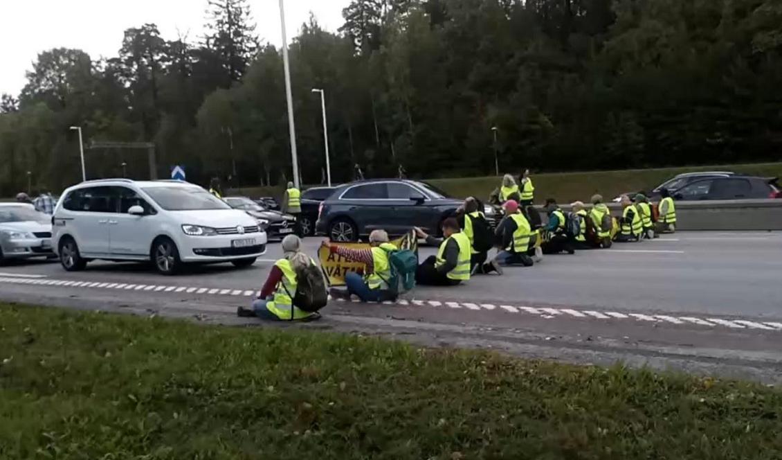 Klimataktivister på E4 i Solna den 29 augusti 2022. Foto: Faksimil/Facebook/Återställ våtmarker