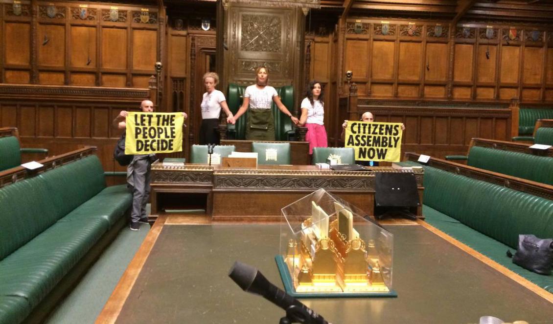 På bilden syns fem klimataktivister från gruppen Extinction Rebellion i det brittiska underhuset i London. Foto: Extinction Rebellion UK/Twitter