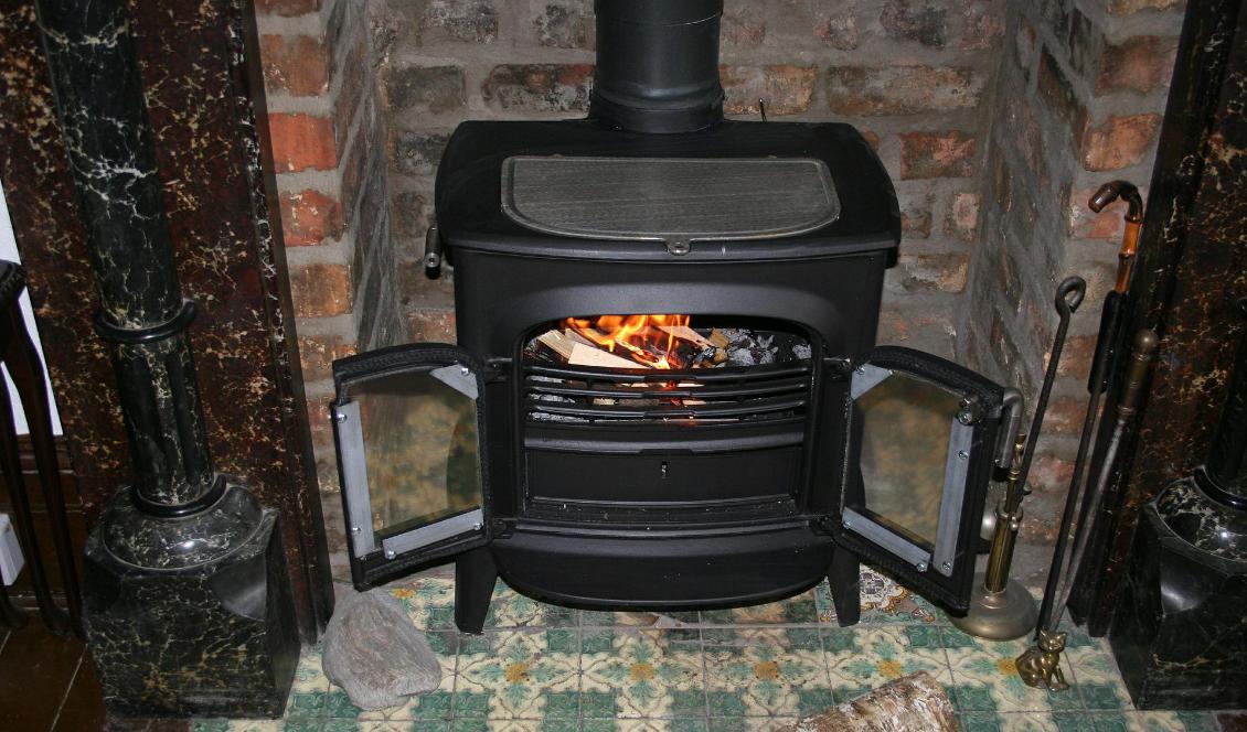 Efterfrågan på ved och braskaminer har ökat i Sverige. Foto: Meg Learner