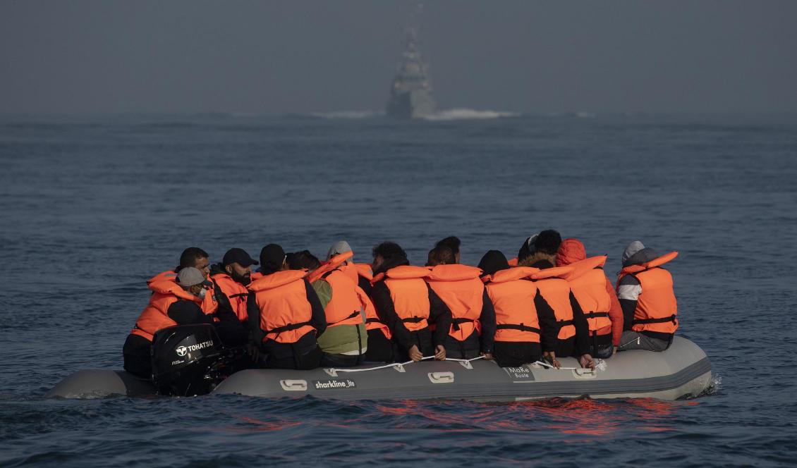 Migranter i en uppblåsbar båt i Engelska kanalen den 22 juli 2021 utanför Dover i England. Foto: Dan Kitwood/Getty Images