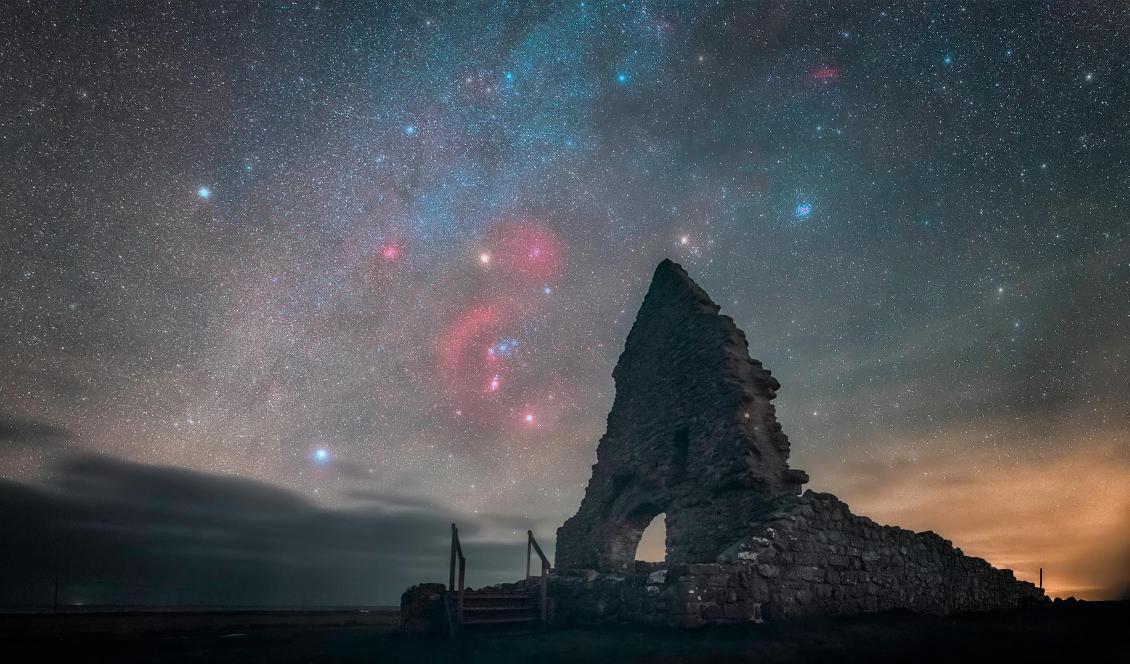 Kompositionen kan vara lika viktig som det tekniska. Fotot är från Kapelludden på södra Öland och den gamla gamla ruinen får verka som förgrund för natthimlen. Foto: Jörgen Tannerstedt