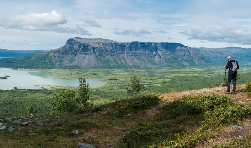 Kungsleden är Sveriges längsta vandringsled och löper 450 kilometer från Abisko – norrskenets huvudort – förbi Stora Sjöfallet, genom Sareks nationalpark och slutar i Hemavan. Foto: Shutterstock