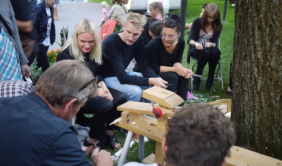 Hemslöjden arrangerar aktiviteter för professionella och nybörjare. Just denna dag ligger fokus på att låta den breda allmänheten få slöjda. Foto: Per Björklund/Hemslöjden