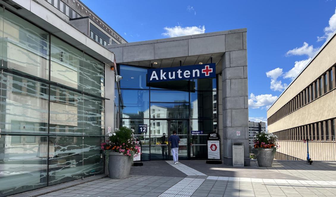 När vårdplatserna tar slut vårdas folk i stället bakom draperier på akuten, som överbeläggningar i korridorer eller på vårdavdelningar som inte har rätt kompetens. Foto: Sofia Drevemo