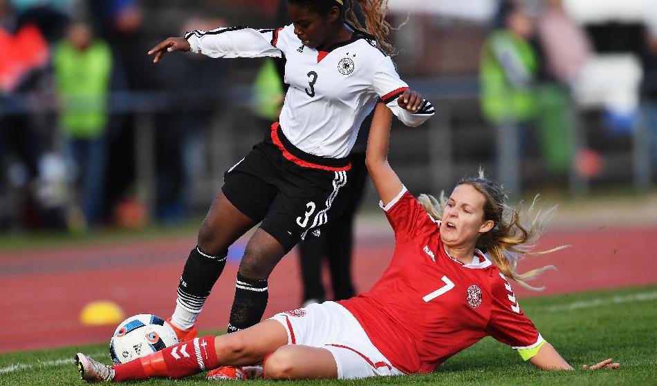 Danmarks Olivia Holdt (liggande i rött) i närkamp om bollen med Tysklands Sarah Mueller under en träningsmatch den 1 november 2016. Foto: Stuart Franklin/Bongarts/Getty Images