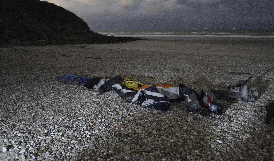 Flytvästar, sovsäckar och en trasig gummibåt på en strand i norra Frankrike. Arkivbild. Foto: Rafael Yaghobzadeh/AP/TT